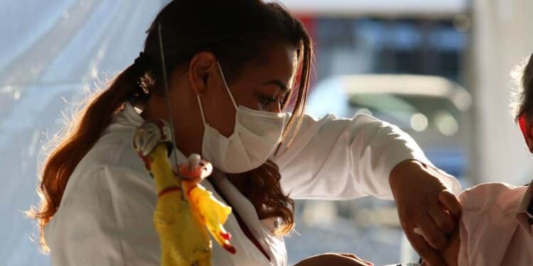 São Paulo - Vacinação contra covid-19 de pessoas com comorbidade no posto drive-thru montado no Memorial da América Latina.