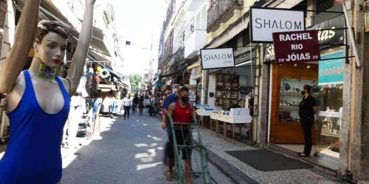 Comércio na SAARA (Sociedade de Amigos das Adjacências da Rua da Alfândega), centro da cidade.  Comércio não essencial está autorizado a reabrir a partir de hoje (9) na cidade do Rio de Janeiro depois de duas semanas fechados devido à pandemia de Covid-19.