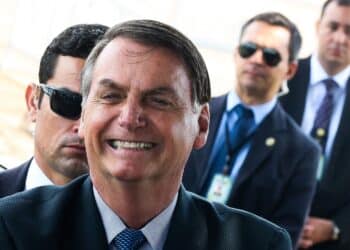 O Presidente Jair Bolsonaro fala com Populares e com a Imprensa ao sair do Palácio da Alvorada.