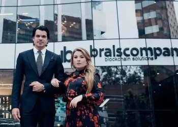 antonio neto ais e esposa na frente do predio da braiscompany