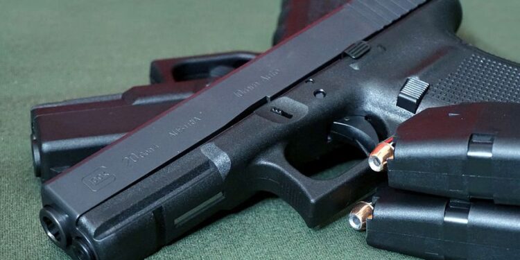 arma pistola glock foto pixabay