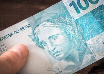 nota de dinheiro brasileira na mao reais moeda 174465395 800x500 740x414