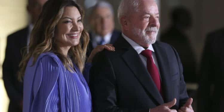 a primeira dama rosângela lula da silva e o presidente da república do brasil, luiz inácio lula da silva, chegam ao palácio do itamaraty